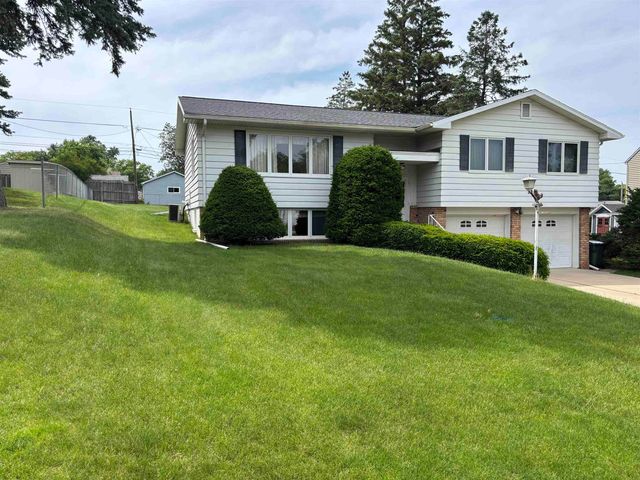 2620 Crestline Avenue, Waterloo, IA 50702