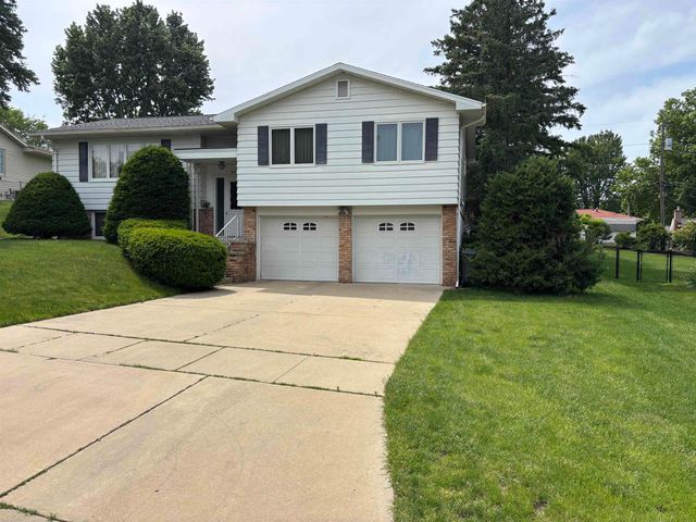 2620 Crestline Avenue, Waterloo, IA 50702