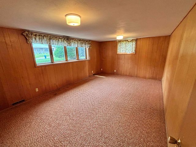 2620 Crestline Avenue, Waterloo, IA 50702