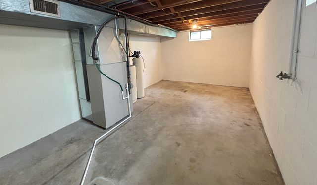 2620 Crestline Avenue, Waterloo, IA 50702