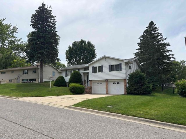 2620 Crestline Avenue, Waterloo, IA 50702