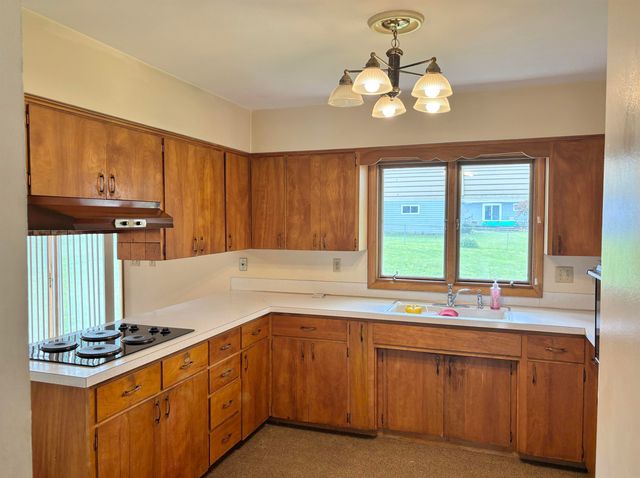 2620 Crestline Avenue, Waterloo, IA 50702