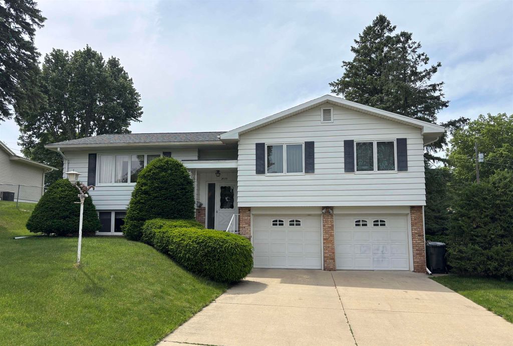 2620 Crestline Avenue, Waterloo, IA 50702