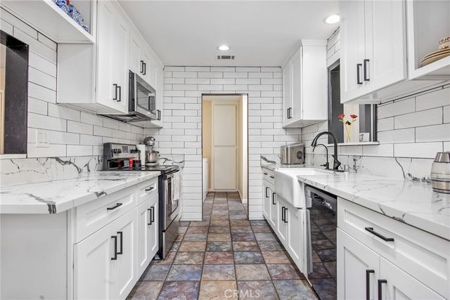 24048 Cruise Circle, Canyon Lake, CA 92587