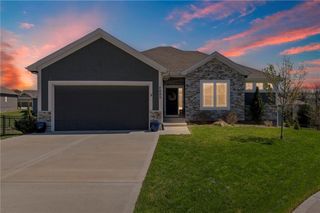 7425 NW Douglas Court, Parkville, MO 64152