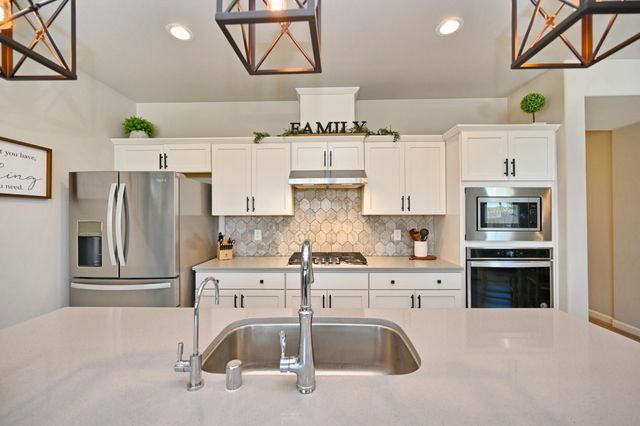 887 Wishon Avenue W, Madera, CA 93636