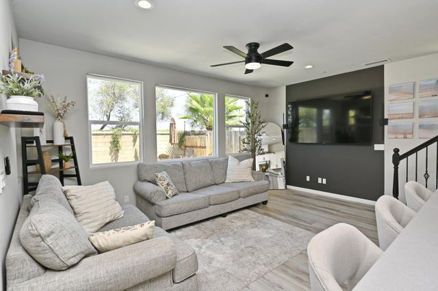 887 Wishon Avenue W, Madera, CA 93636