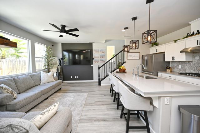 887 Wishon Avenue W, Madera, CA 93636