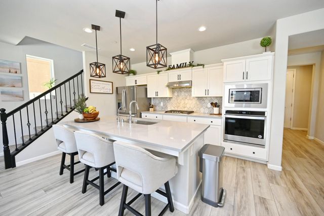 887 Wishon Avenue W, Madera, CA 93636