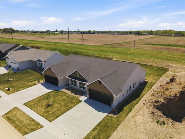 305 Dutch Drive, Robins, IA 52328