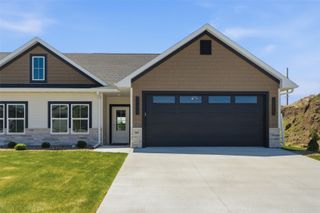 305 Dutch Drive, Robins, IA 52328