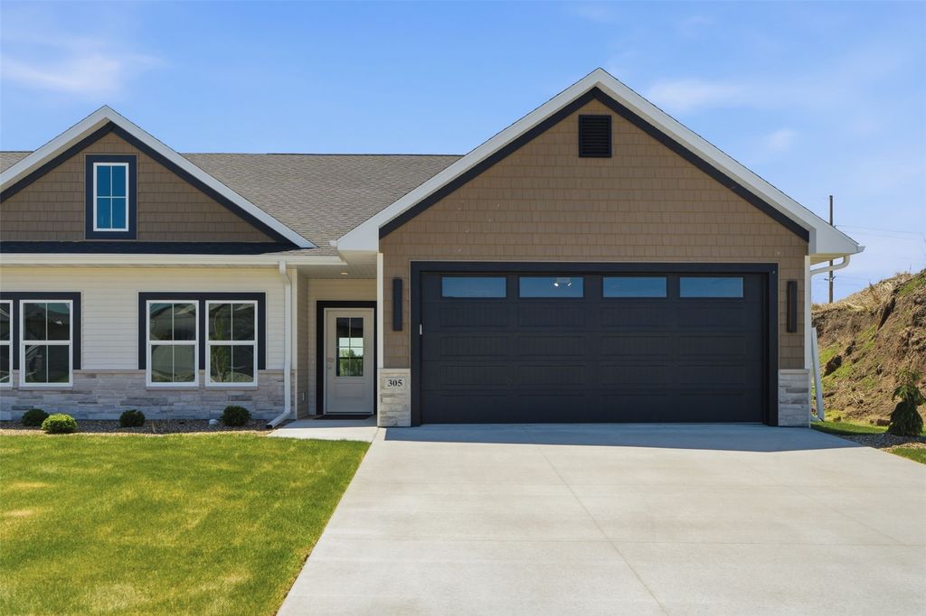 305 Dutch Drive, Robins, IA 52328