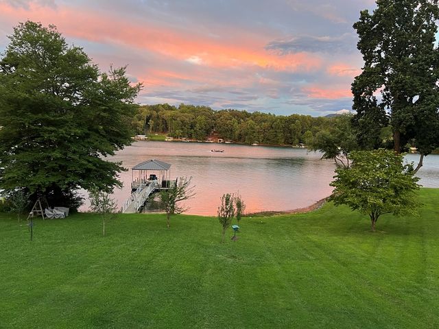 735 E E Lakeview Dr, Hayesville, NC 28904