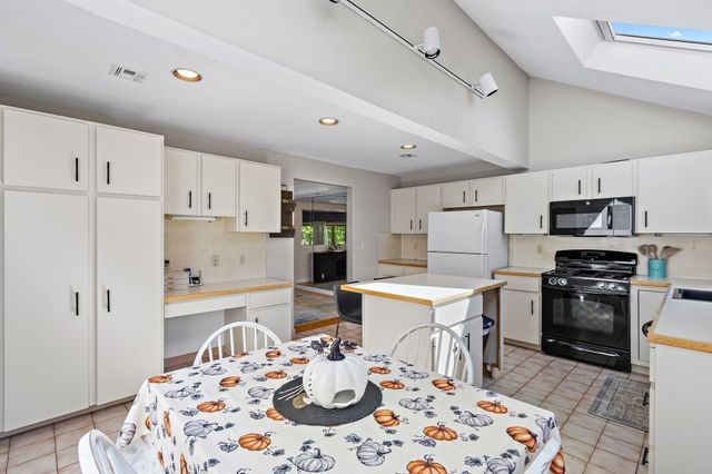 11 Magnolia Dr 11, Franklin, MA 02038