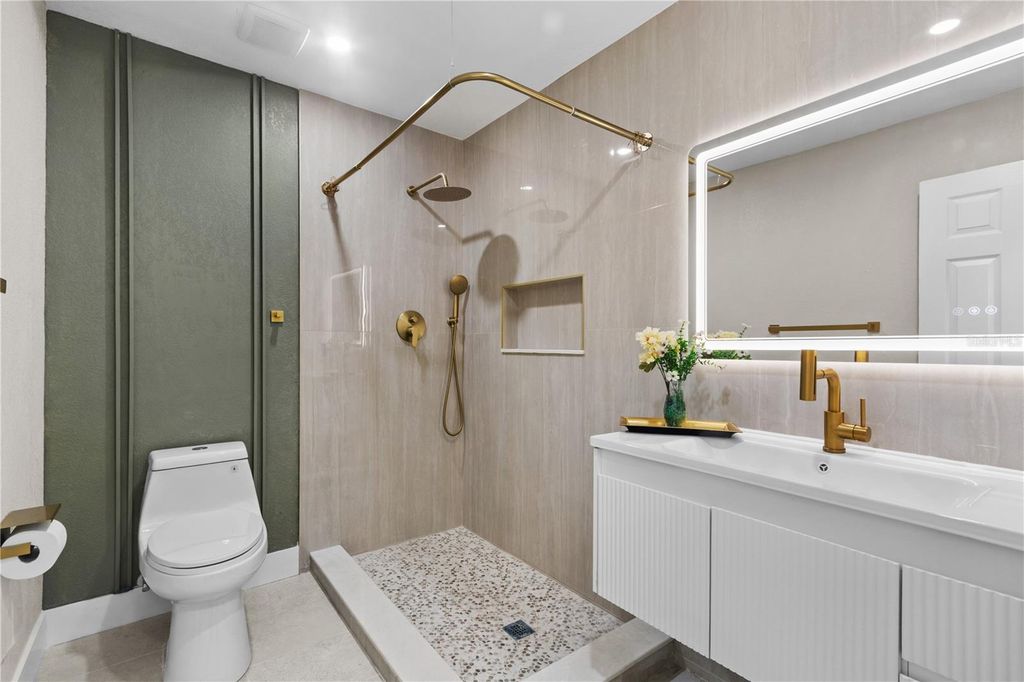 Image 12 of property listing at 8112 N 18TH STREET, Tampa, FL 33604