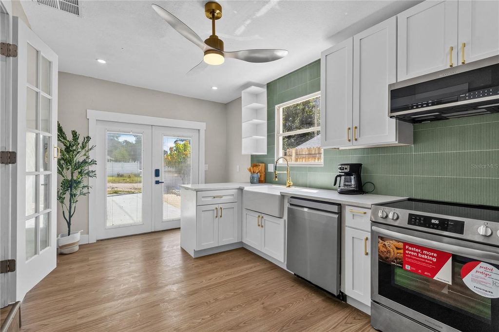 Image 9 of property listing at 8112 N 18TH STREET, Tampa, FL 33604