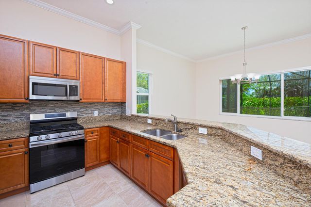 421 SW Crabapple Cove, Port St. Lucie, FL 34986