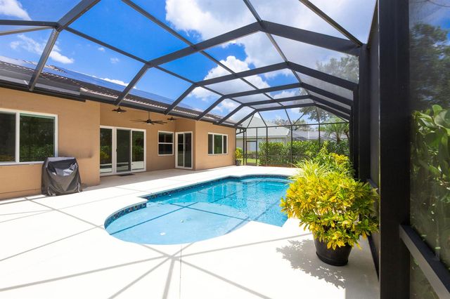 421 SW Crabapple Cove, Port St. Lucie, FL 34986