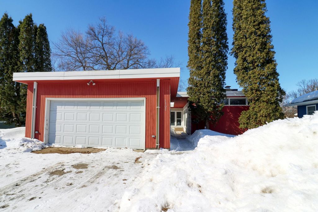 1707 6th Street S, Moorhead, MN 56560