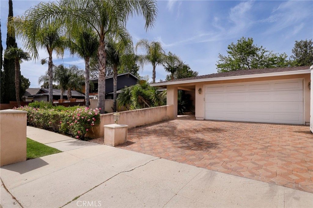 Image 3 of property listing at 233 Kanan, Oak Park, CA 91377