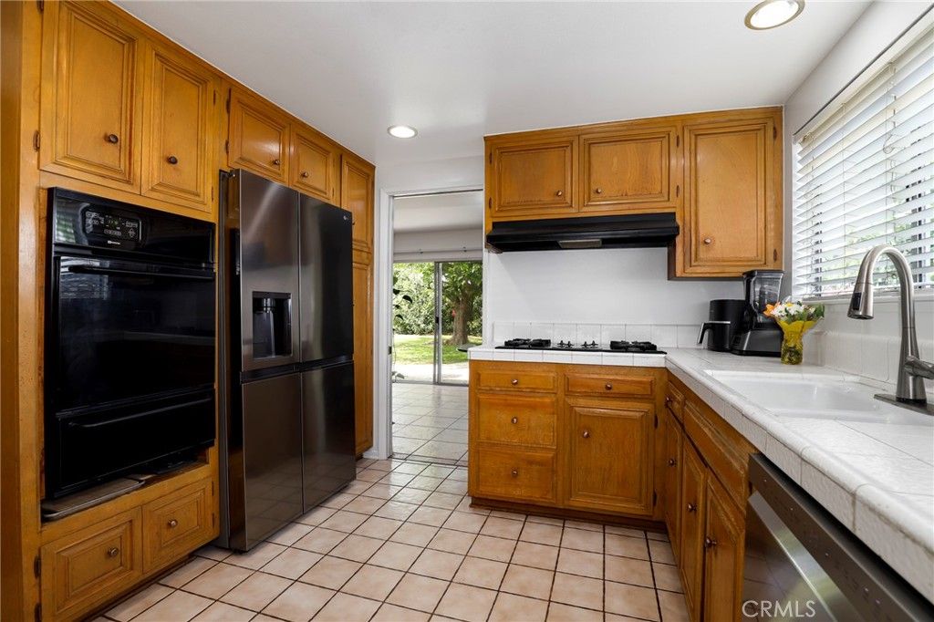 Image 9 of property listing at 233 Kanan, Oak Park, CA 91377