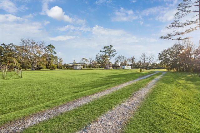 5930 County Road 164, Alvin, TX 77511