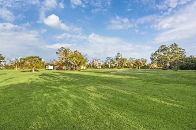 5930 County Road 164, Alvin, TX 77511