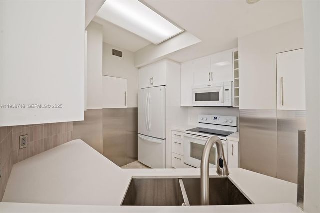 888 Brickell Key Dr 601, Miami, FL 33131