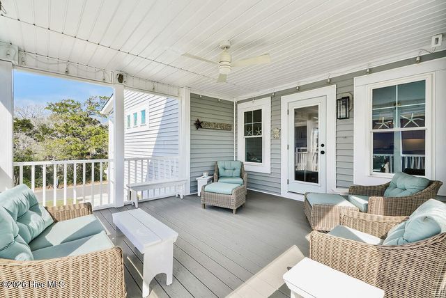106 SE 40th Street, Oak Island, NC 28465