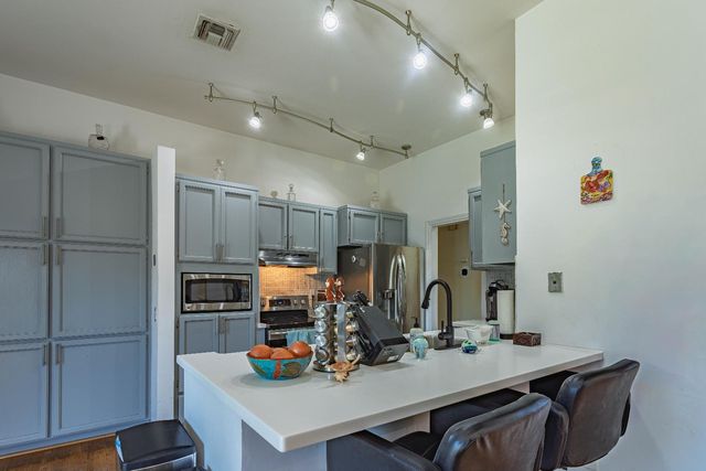 1418 Mother Lode Dr, Roseville, CA 95661