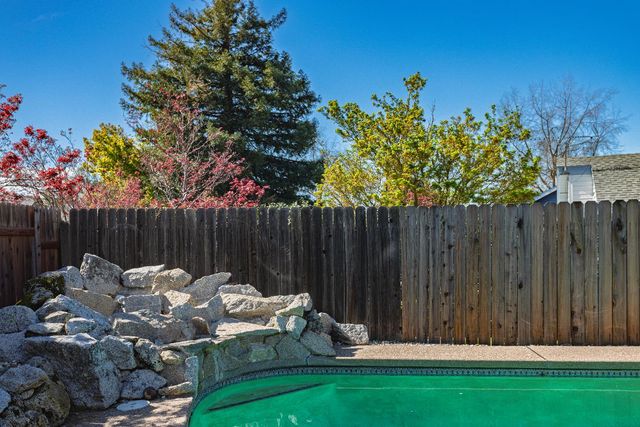 1418 Mother Lode Dr, Roseville, CA 95661