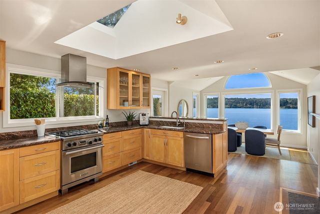 9549 Olympus Beach Road NE, Bainbridge Island, WA 98110