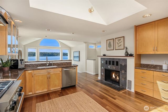 9549 Olympus Beach Road NE, Bainbridge Island, WA 98110