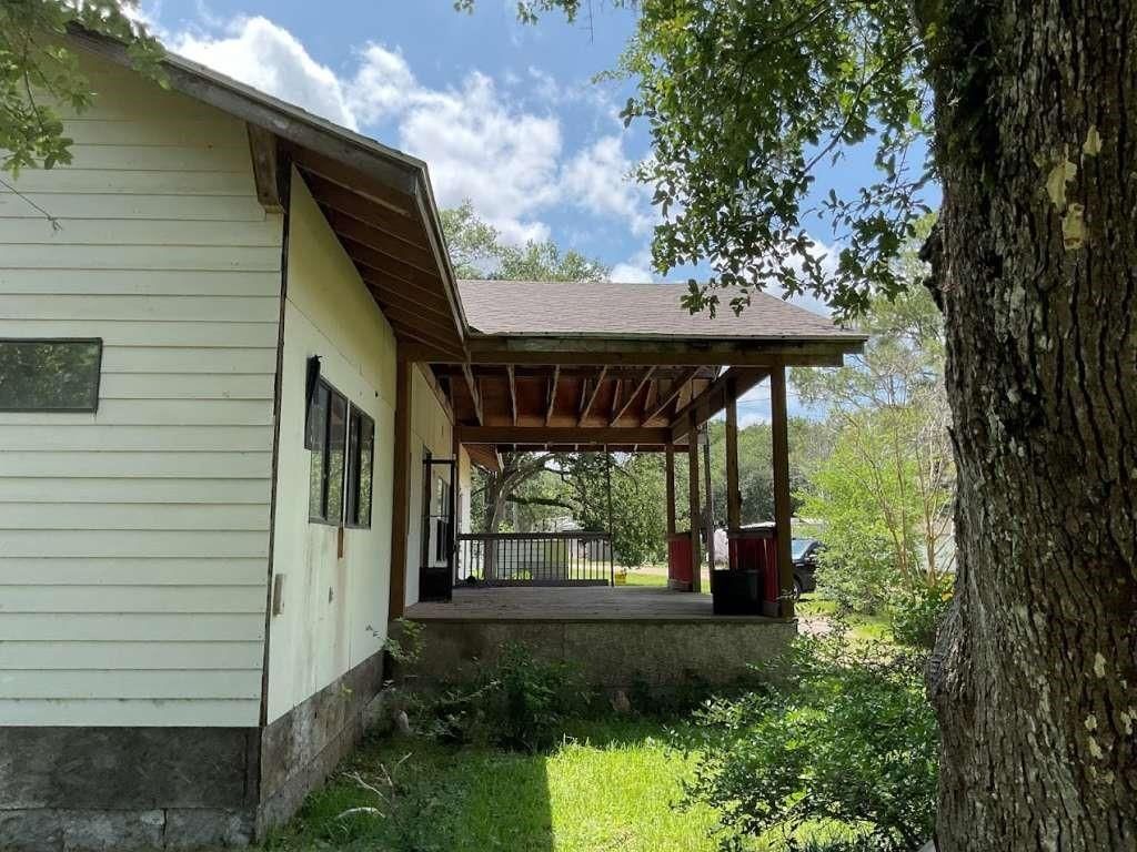 108 Bounty Street, Blessing, TX 77419