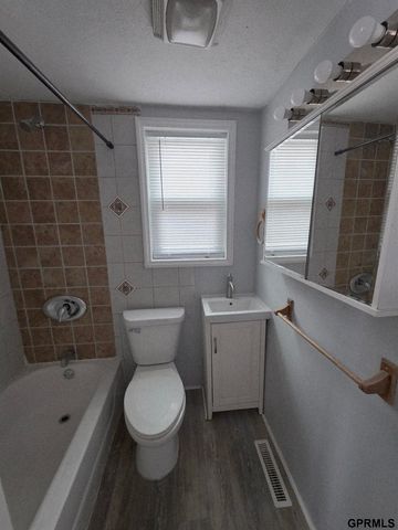 5423 S 50th Avenue, Omaha, NE 68117