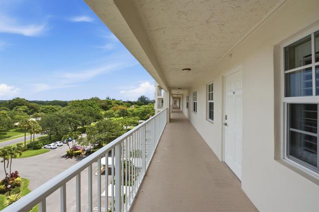 3510 Oaks Way 703, Pompano Beach, FL 33069