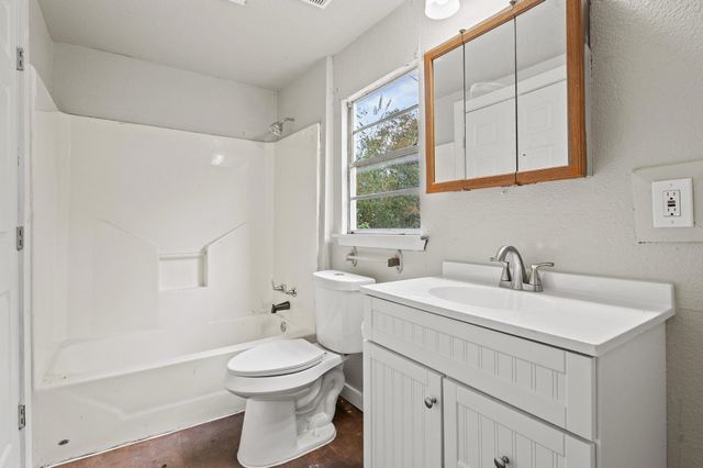 1008 W 10th Street, Bonham, TX 75418