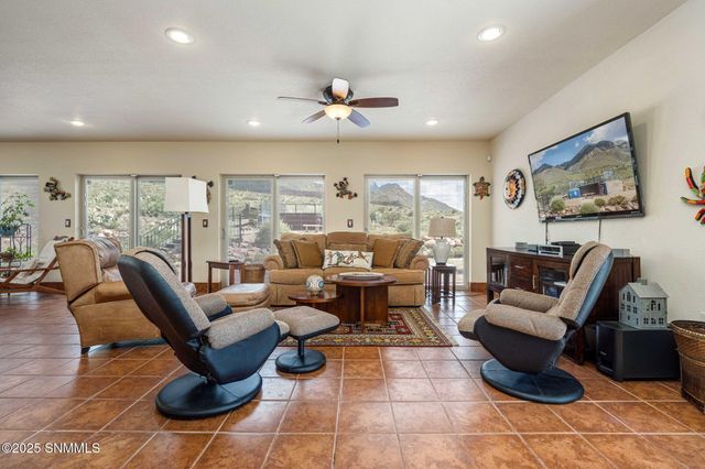 15514 Space Murals Lane, Las Cruces, NM 88011
