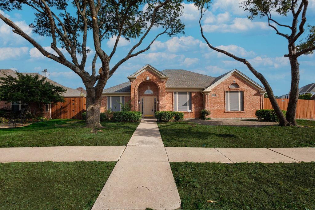 1306 Bentley Drive, Carrollton, TX 75006