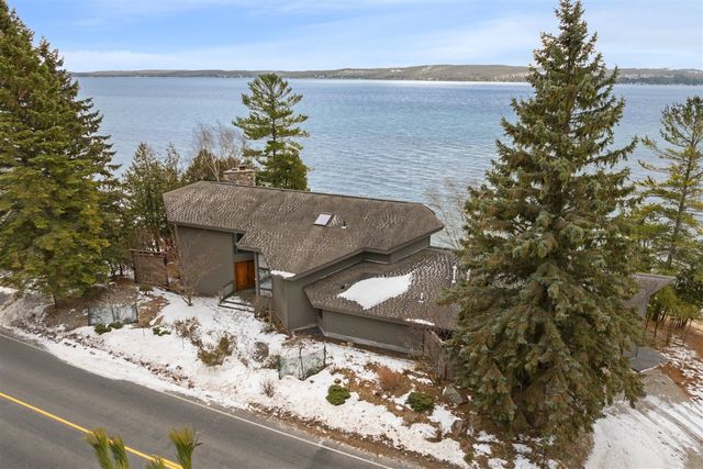 3151 Crystal Drive, Beulah, MI 49617