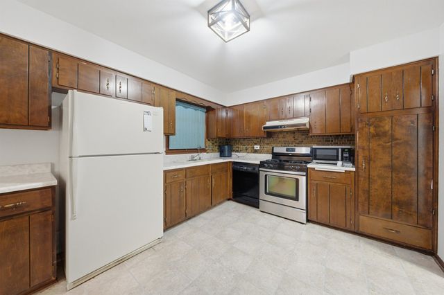 601 Honey Locust Lane, Darien, IL 60561