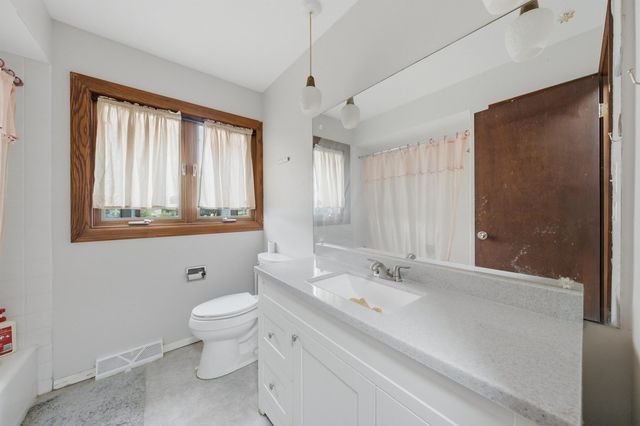 601 Honey Locust Lane, Darien, IL 60561