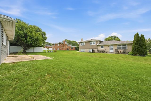601 Honey Locust Lane, Darien, IL 60561