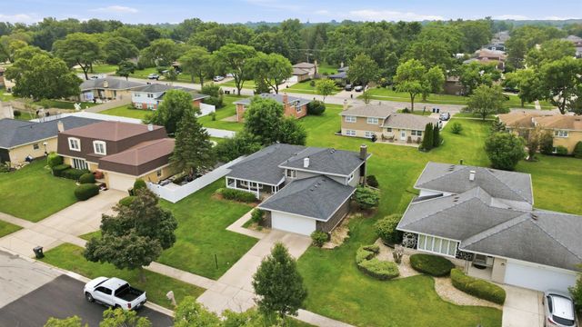 601 Honey Locust Lane, Darien, IL 60561