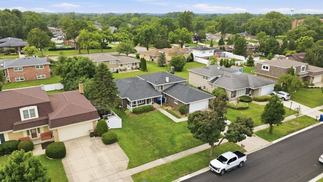 601 Honey Locust Lane, Darien, IL 60561