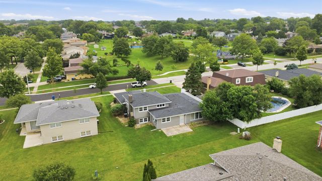 601 Honey Locust Lane, Darien, IL 60561