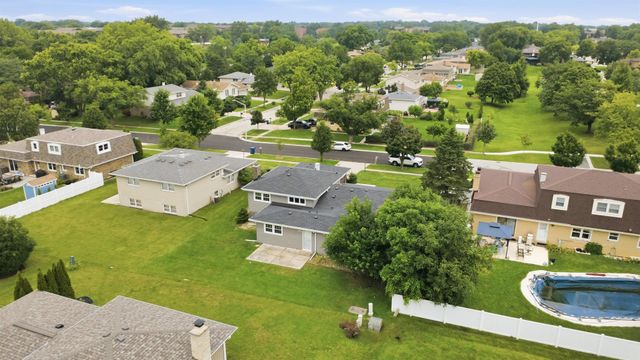 601 Honey Locust Lane, Darien, IL 60561