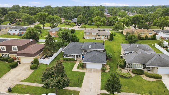 601 Honey Locust Lane, Darien, IL 60561