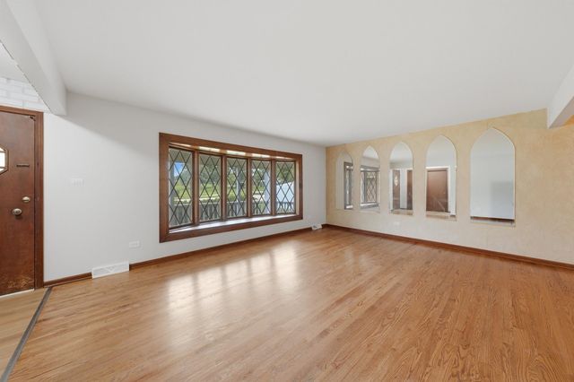601 Honey Locust Lane, Darien, IL 60561