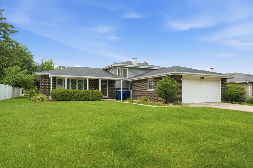 601 Honey Locust Lane, Darien, IL 60561